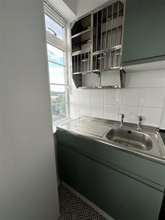 Studio to rent, Du Cane Court, Balham High Road