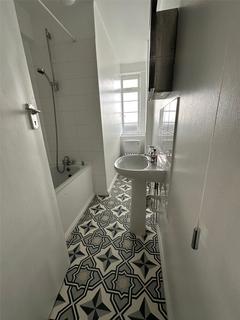 Studio to rent, Du Cane Court, Balham High Road