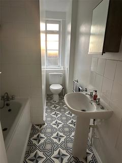 Studio to rent, Du Cane Court, Balham High Road