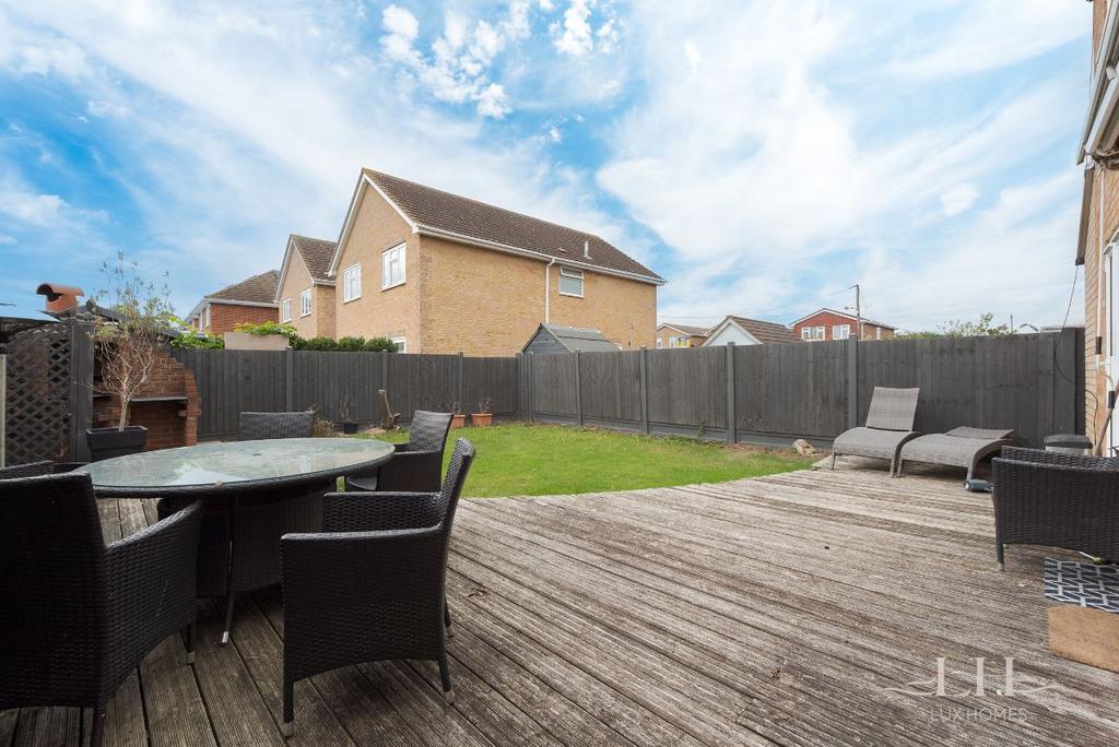 Link Road, Canvey Island 3 bed detached house £400,000