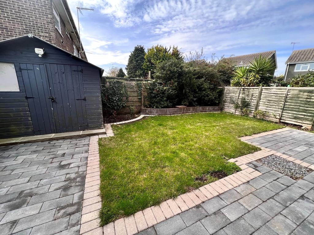 Garden Road, WALTON ON THE NAZE, CO14 2 bed £185,000