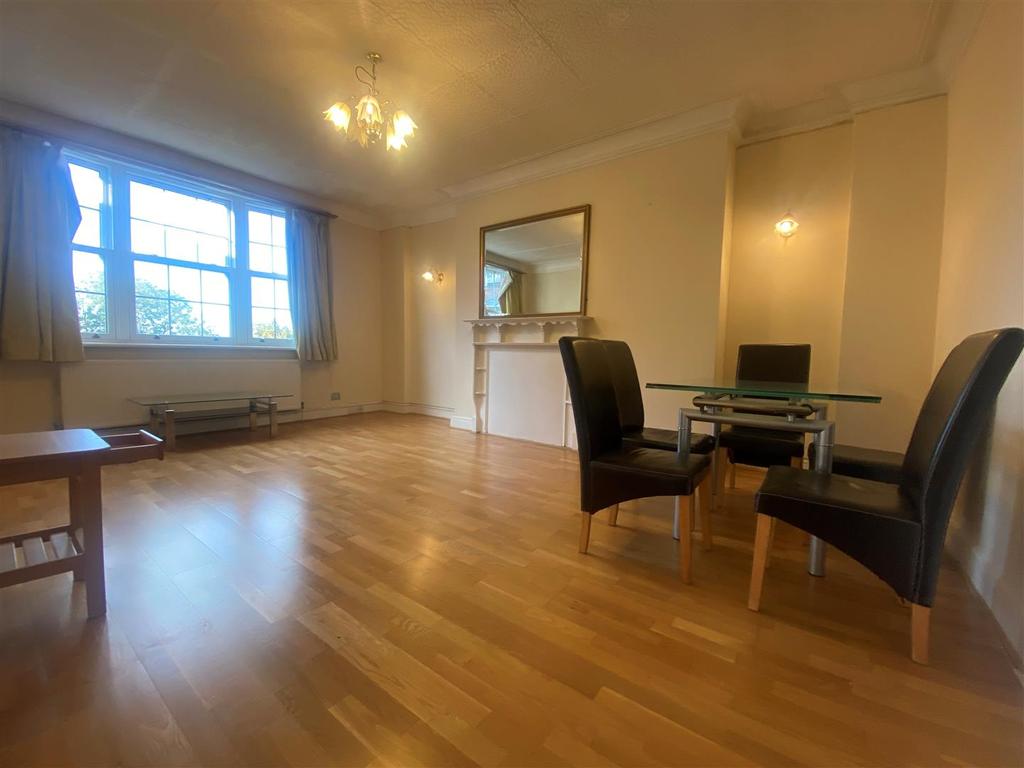 Maida Vale, Little Venice W9 2 bed apartment £2,817 pcm (£650 pw)