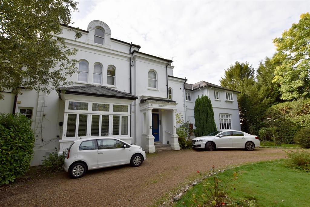 30 Wray Park Road, Reigate 2 bed apartment £1,350 pcm (£312 pw)