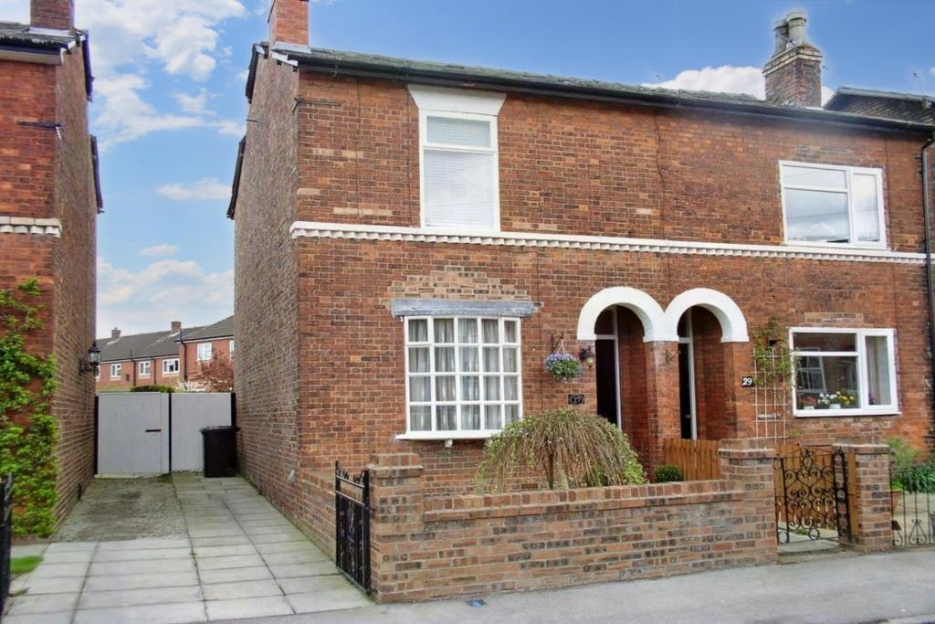 Priory Street, Bowdon 2 bed semidetached house £1,300 pcm (£300 pw)