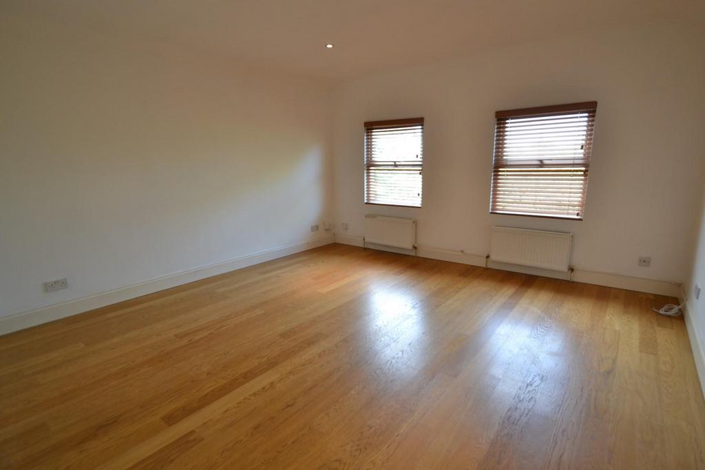 Old Highway,Hoddesdon,Hertfordshire 2 bed £1,200 pcm (£277 pw)