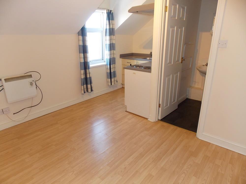 Market Street, Ilkeston SOME BILLS... 1 bed flat £425 pcm (£98 pw)