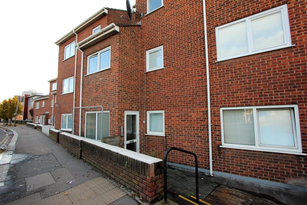 Bridge Road, Grays 1 bed flat £825 pcm (£190 pw)