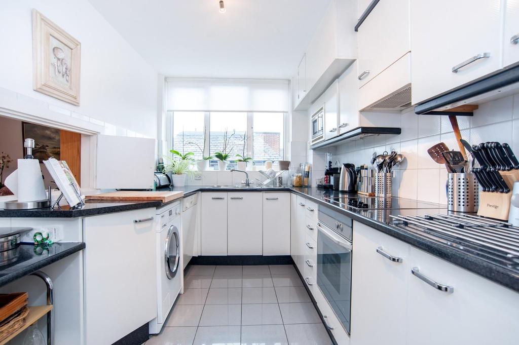 15 Walham Court - kitchen.jpg