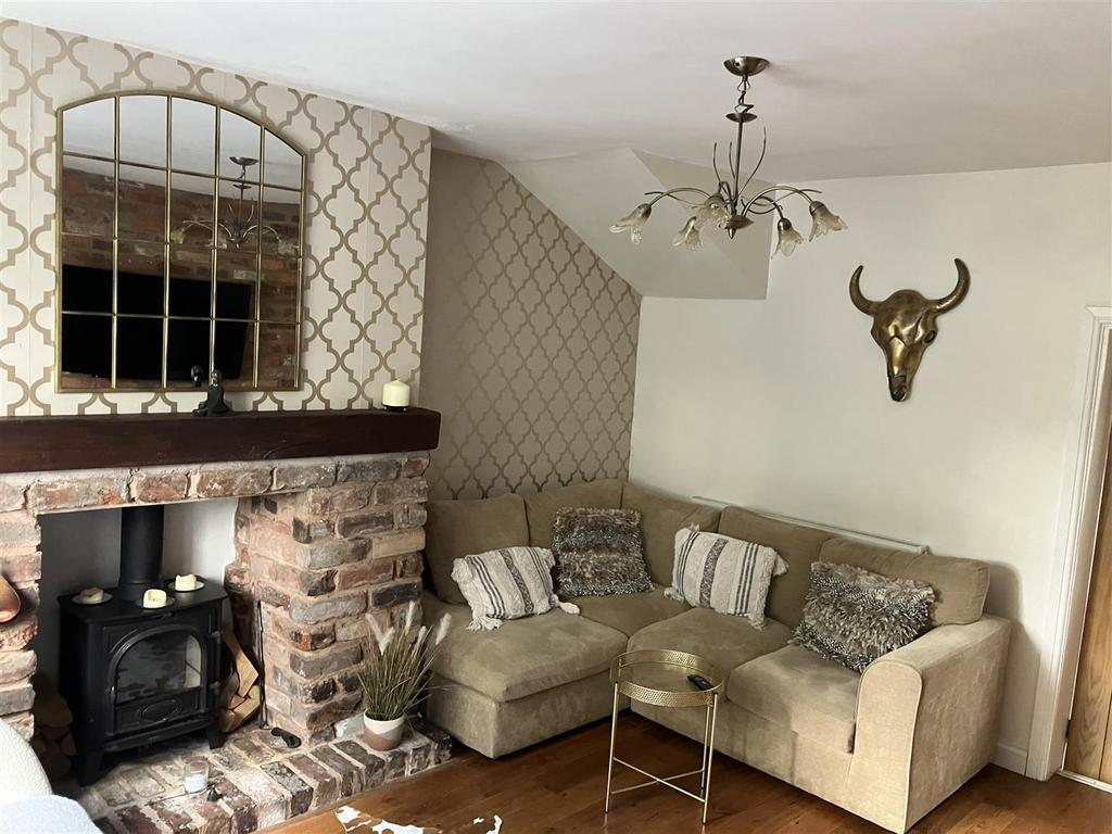 Mushroom Green, Dudley 2 bed detached house £350,000