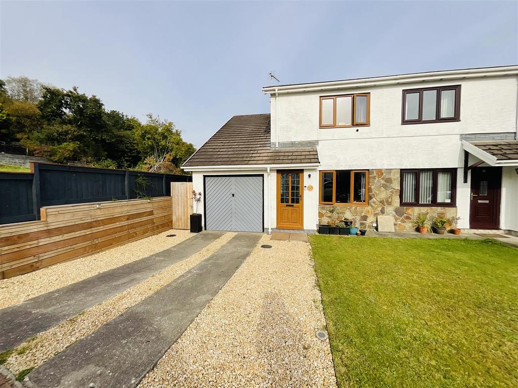Hendre Park, Llangennech, Llanelli 3 bed semidetached house £210,000