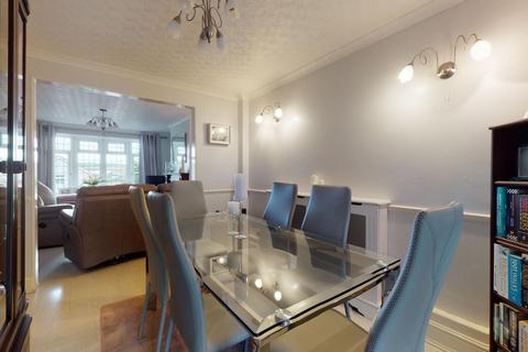 98 Flowerhill Way, Istead Rise, Gravesend, DA13 9DW