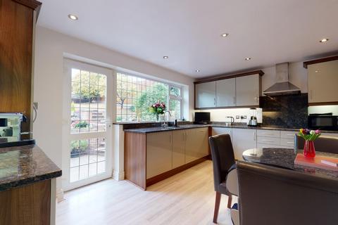 98 Flowerhill Way, Istead Rise, Gravesend, DA13 9DW