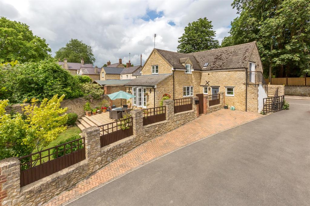 Fenway, Steeple Aston 4 bed cottage £600,000