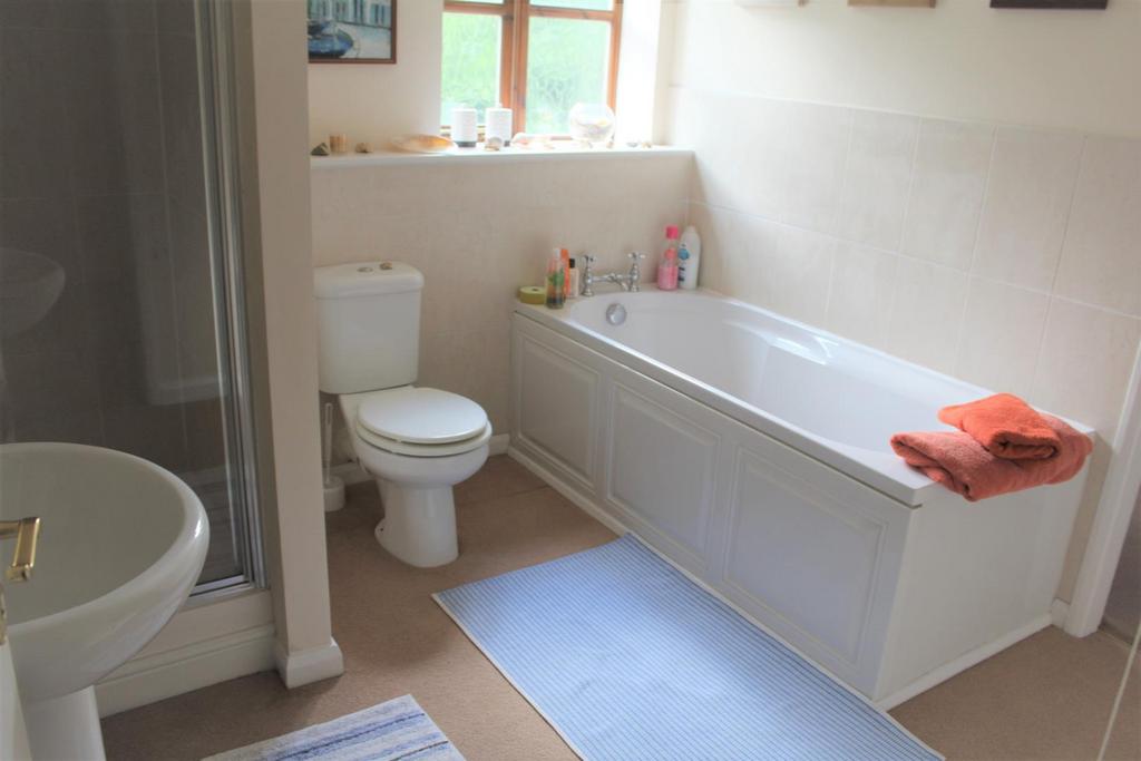 Family bathroom.JPG
