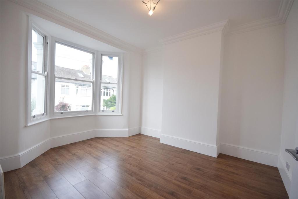 Elmsleigh Road, TWICKENHAM 2 bed £1,900 pcm (£438 pw)
