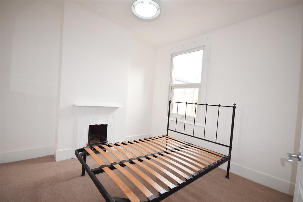Elmsleigh Road, TWICKENHAM 2 bed £1,900 pcm (£438 pw)