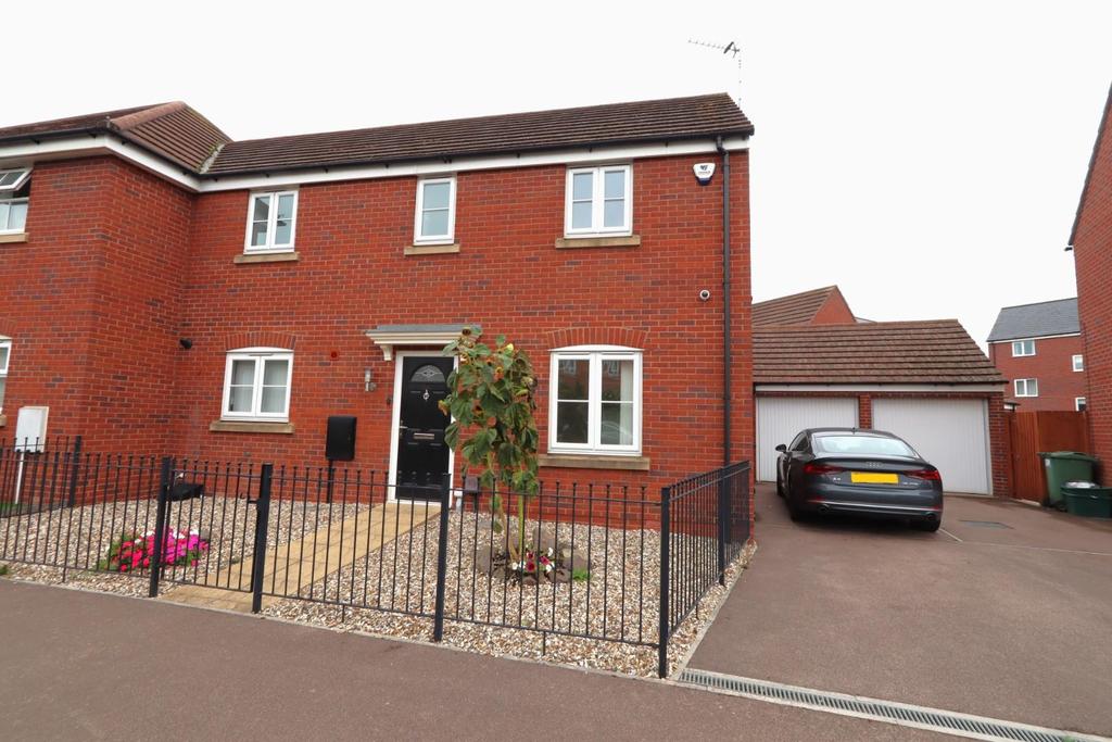 Quayside Way, Hempsted, Gloucester 3 bed semidetached house £1,200