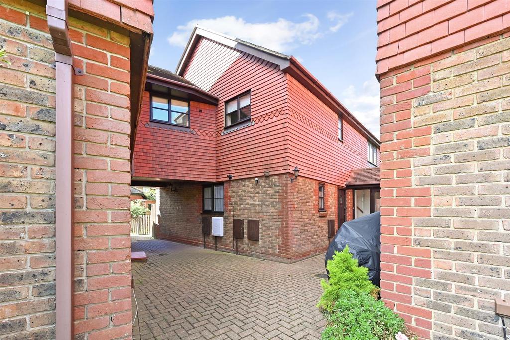 Old Bridge Road, Bosham 2 bed apartment £1,100 pcm (£254 pw)