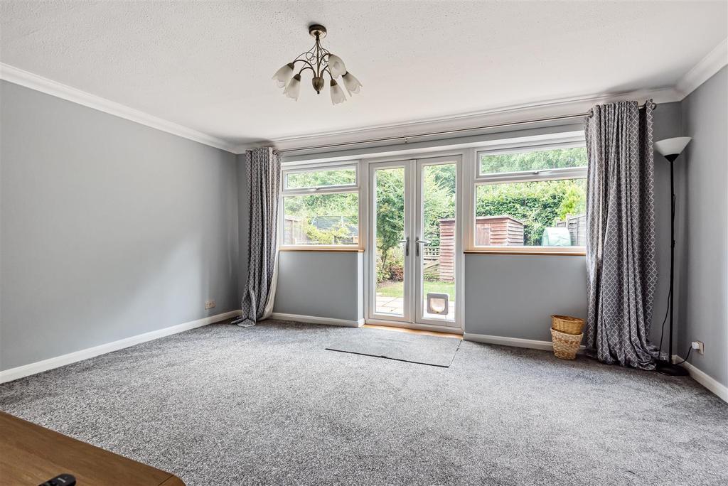 Clare Gardens, Petersfield 3 bed semidetached house £1,250 pcm (£288 pw)