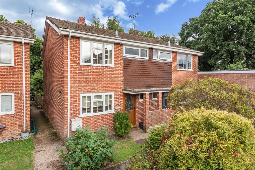 Clare Gardens, Petersfield 3 bed semidetached house £1,250 pcm (£288 pw)