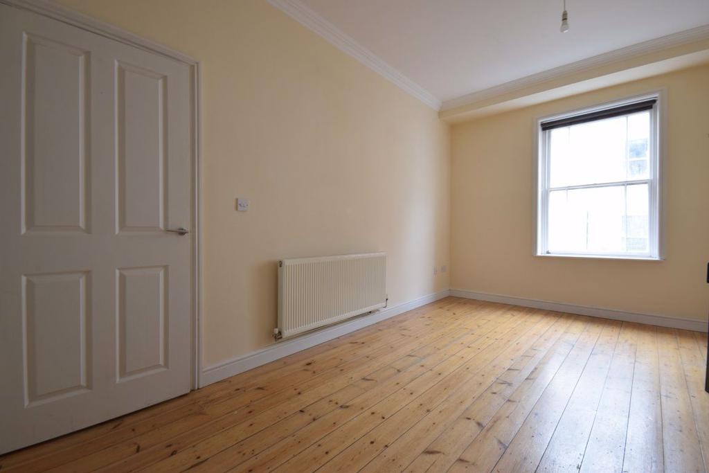 Boutport Street, Barnstaple, Devon 3 bed flat £695 pcm (£160 pw)