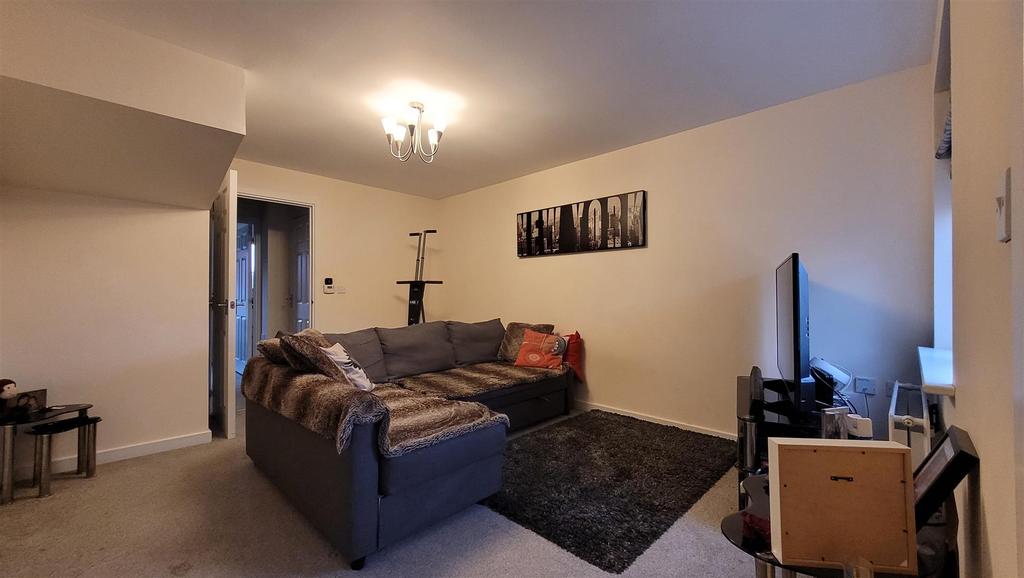 Lancaster Way, Whitnash, Leamington Spa 2 bed house £1,350 pcm (£312 pw)