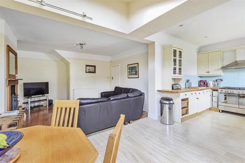 44 Oaks Avenue, Worcester Park, KT4 8XD