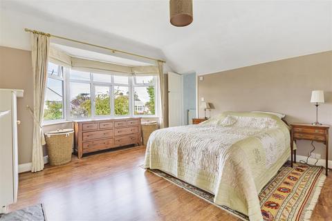 44 Oaks Avenue, Worcester Park, KT4 8XD