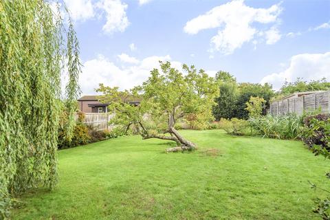 44 Oaks Avenue, Worcester Park, KT4 8XD
