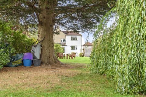 44 Oaks Avenue, Worcester Park, KT4 8XD