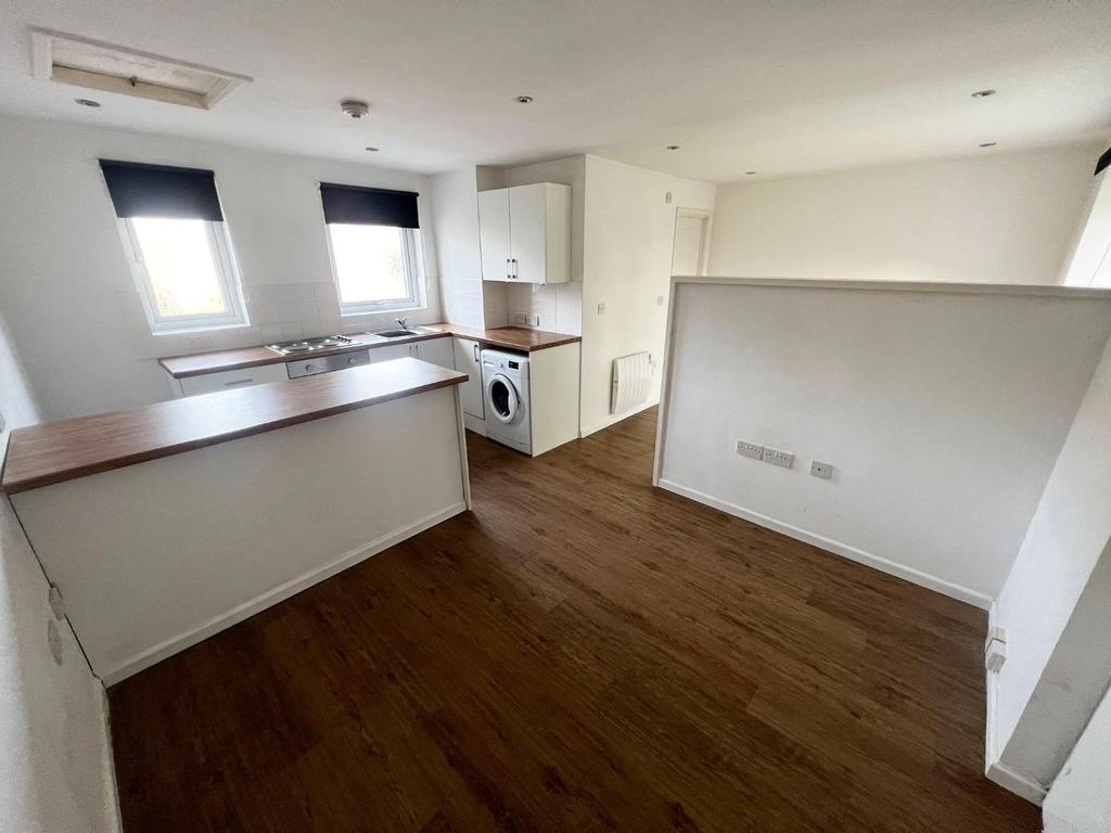Willow Grove, St. Mellons, Cardiff 1 bed flat £700 pcm (£162 pw)