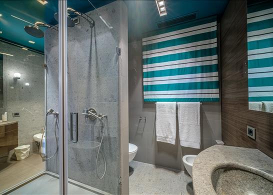 3-4 bedroom pied dans l'eau apartment with private