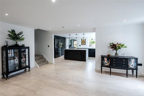 4 bedroom detached house for sale - The Square, Bramham, LS23
