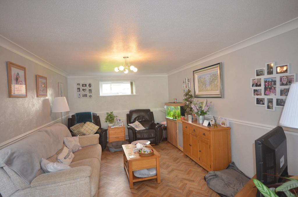 Laxton Close, Corby, NN17 3 bed terraced house £950 pcm (£219 pw)