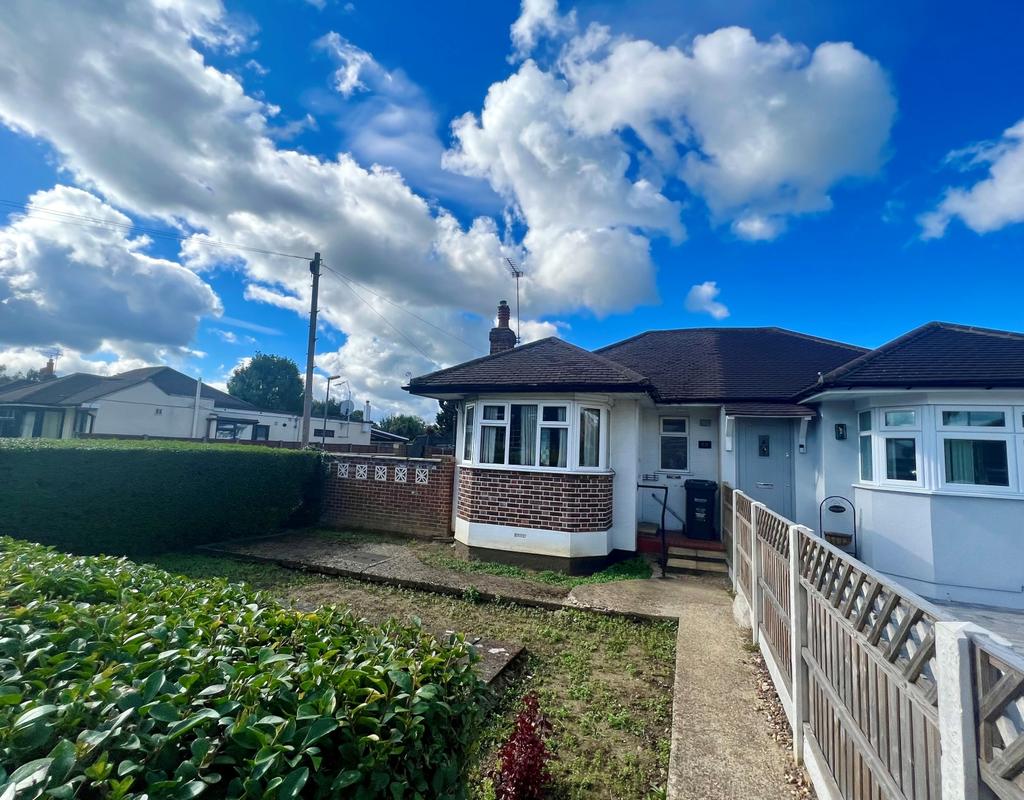Fordwater Road, Chertsey, Surrey, KT16 2 bed semidetached bungalow £