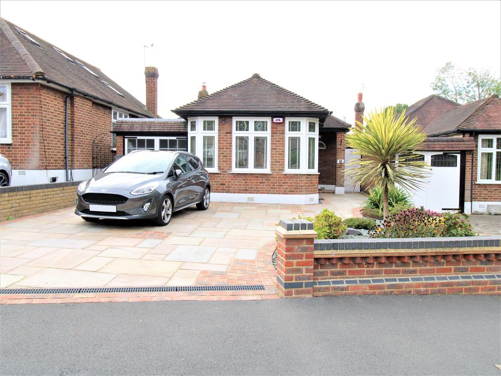 Southview Drive, Upminster RM14 2 bed detached bungalow £775,000