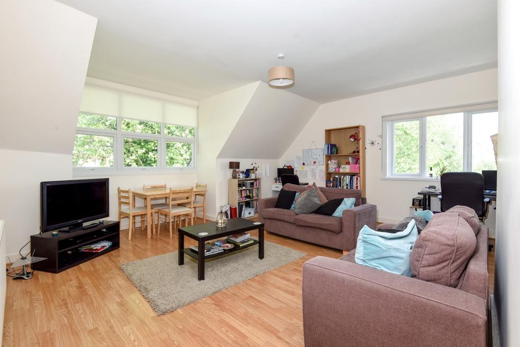 Mount View Road Stroud Green N4 3 bed apartment £2,578 pcm (£595 pw)