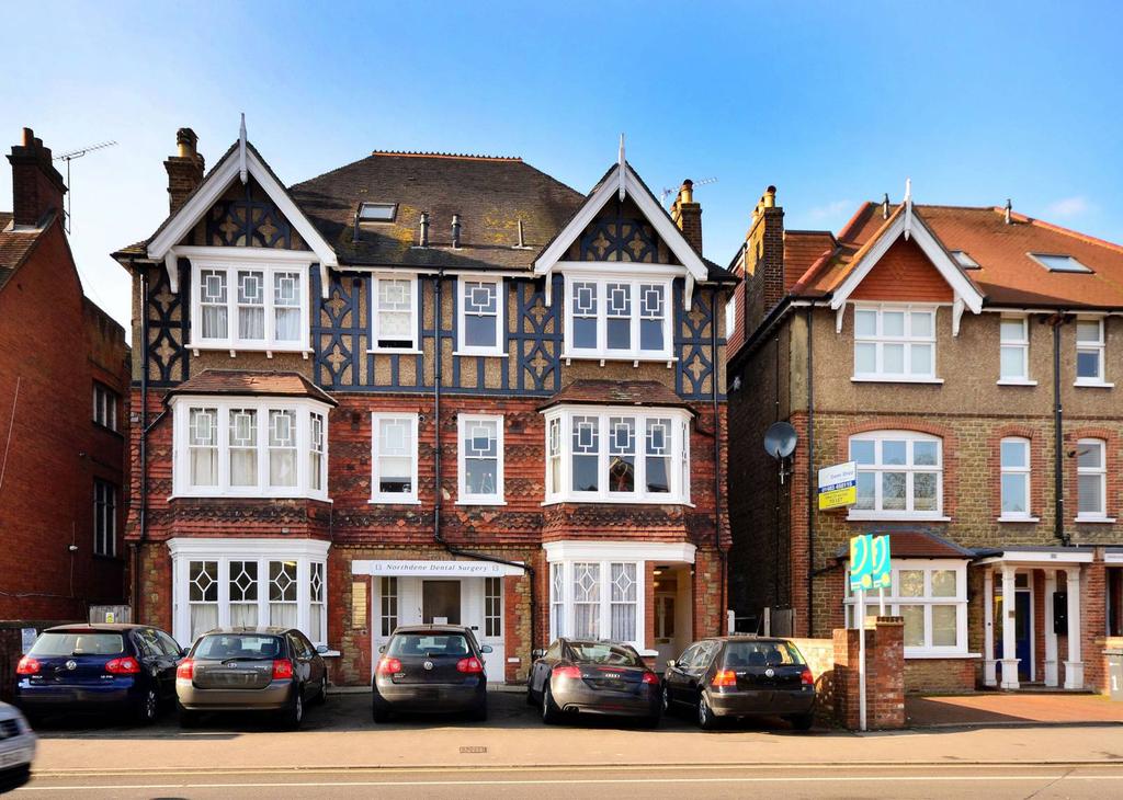 London Road, Guildford, GU1 2 bed flat £1,600 pcm (£369 pw)