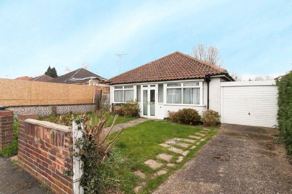 Parkfield Road, Ickenham, UB10 2 bed bungalow £1,700 pcm (£392 pw)