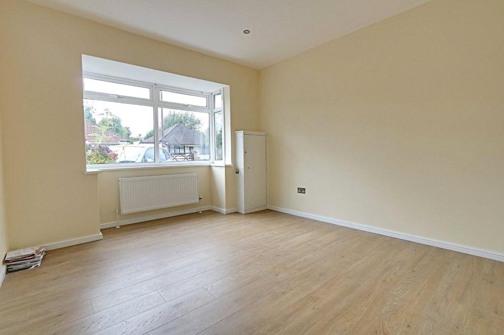 Parkfield Road, Ickenham, UB10 2 bed bungalow £1,700 pcm (£392 pw)