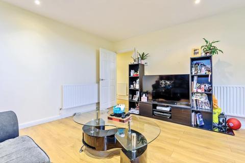 2 bedroom flat for sale - Chiltern House,  Aylesbury,  Buckinghamshire,  HP19