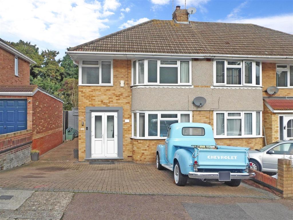 Carlton Crescent, Chatham, Kent 3 bed semidetached house for sale £