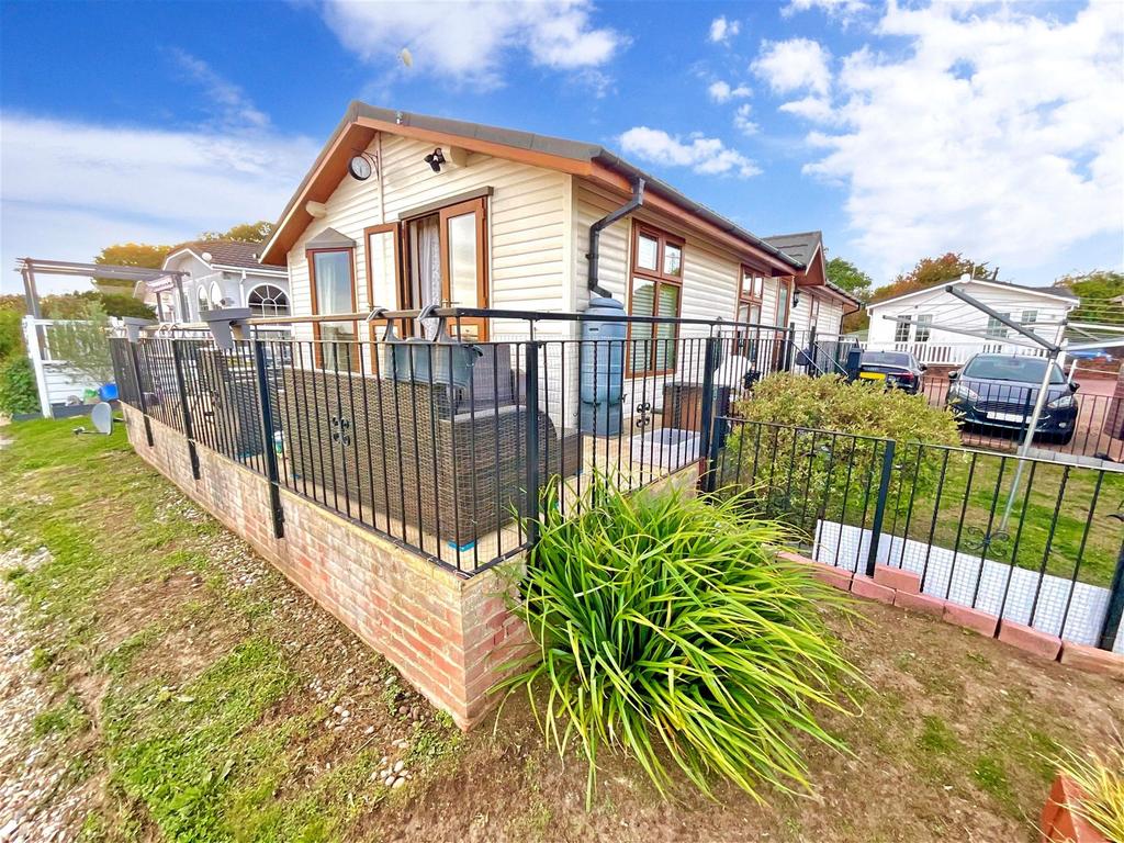 Howards Way, Hayes Country Park... 2 bed park home £200,000