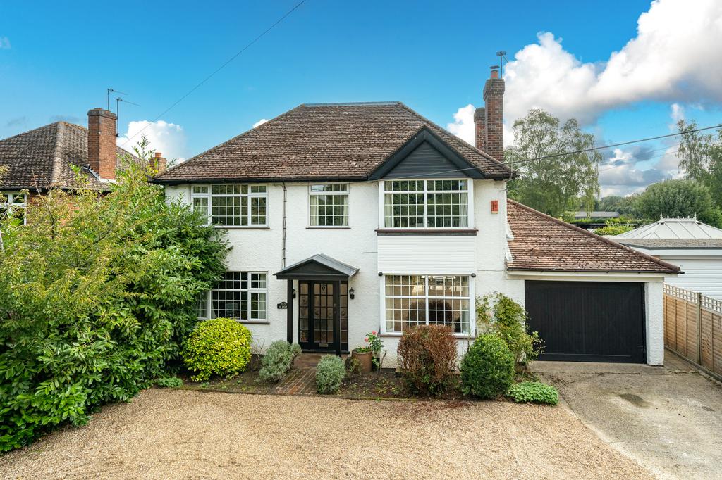 Chesham Road, Ashley Green HP5 4 bed detached house £2,750 pcm (£635 pw)