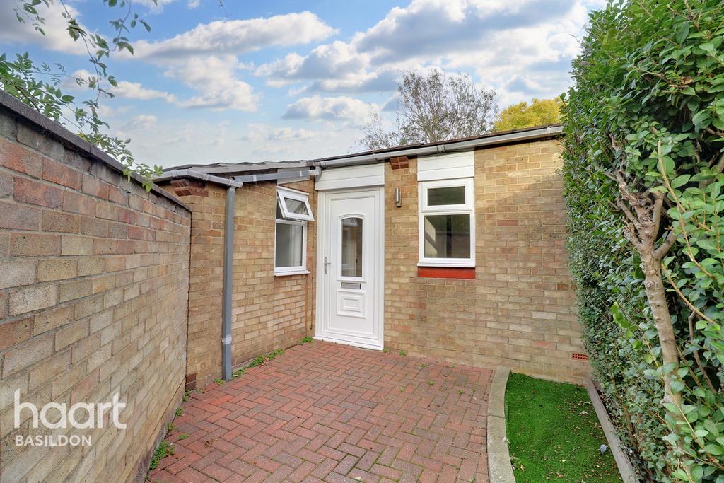 WICKFORD Place, Basildon 3 bed detached bungalow £280,000