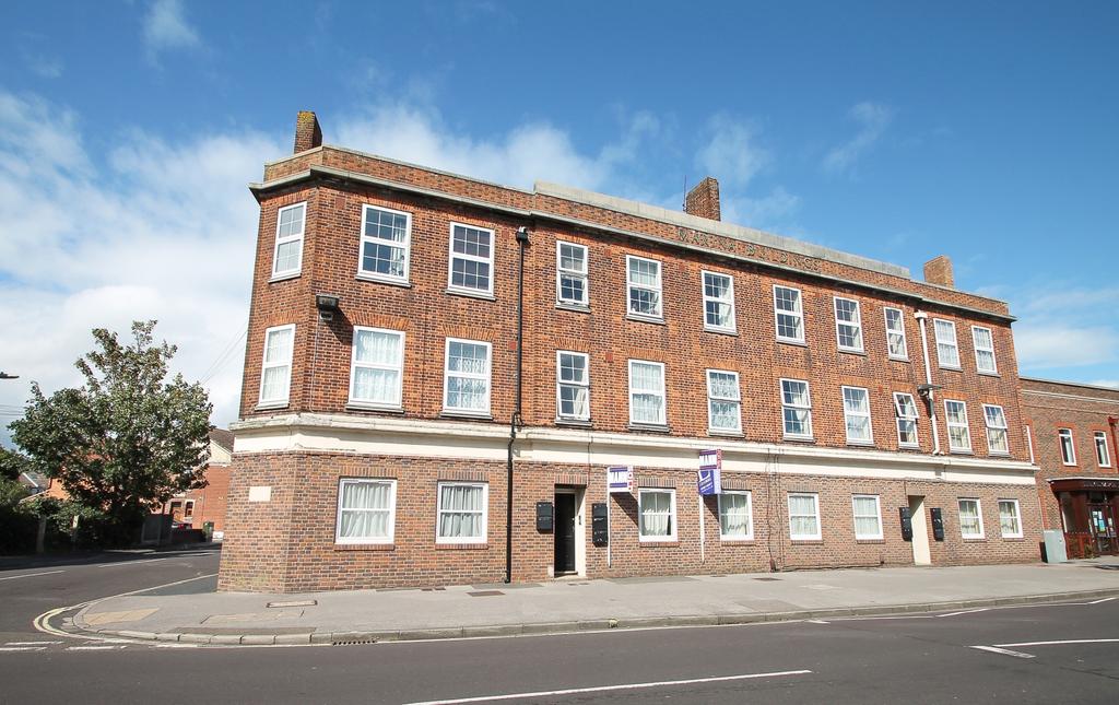 Stoke Road, Gosport, Hampshire, PO12 2 bed flat £825 pcm (£190 pw)