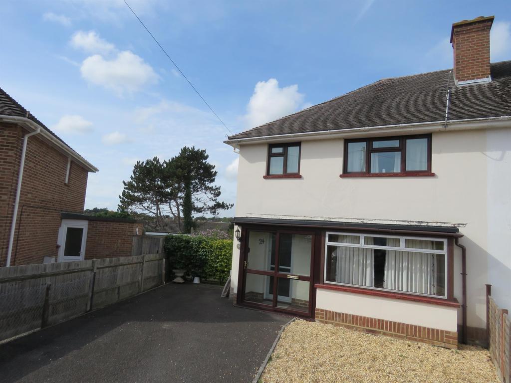 Queen Elizabeth Avenue, Lymington... 3 bed semidetached house £1,500