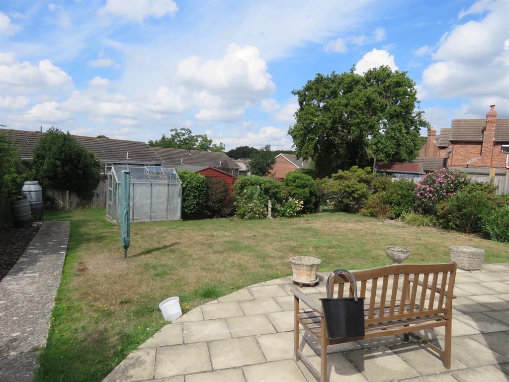 Queen Elizabeth Avenue, Lymington... 3 bed semidetached house £1,500
