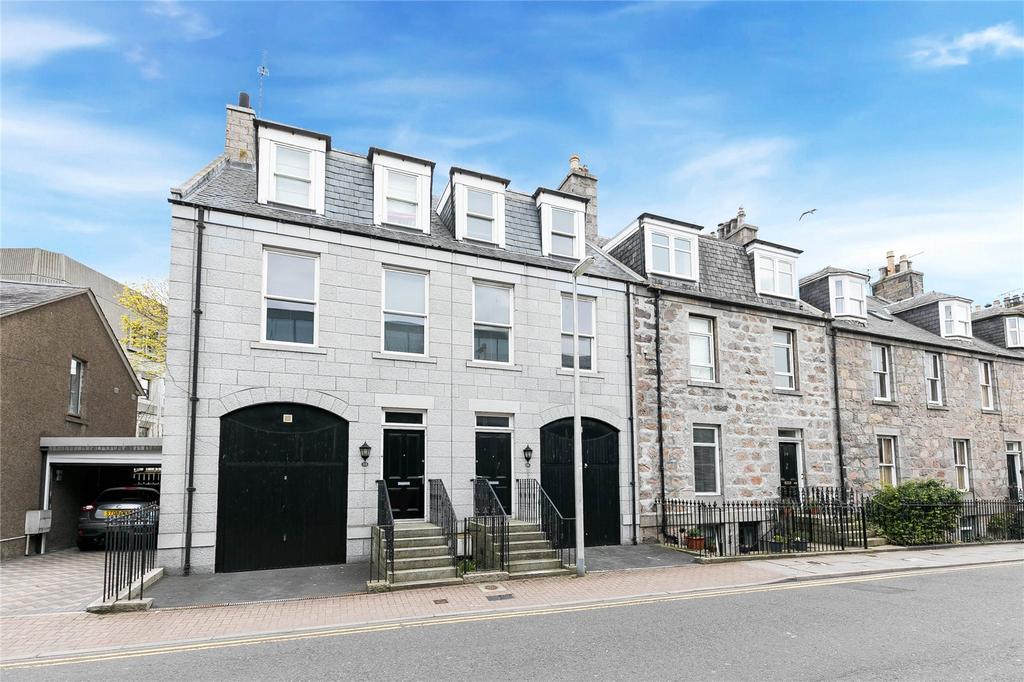 Crimon Place, Aberdeen AB10 3 bed townhouse to rent £1,175 pcm (£271 pw)