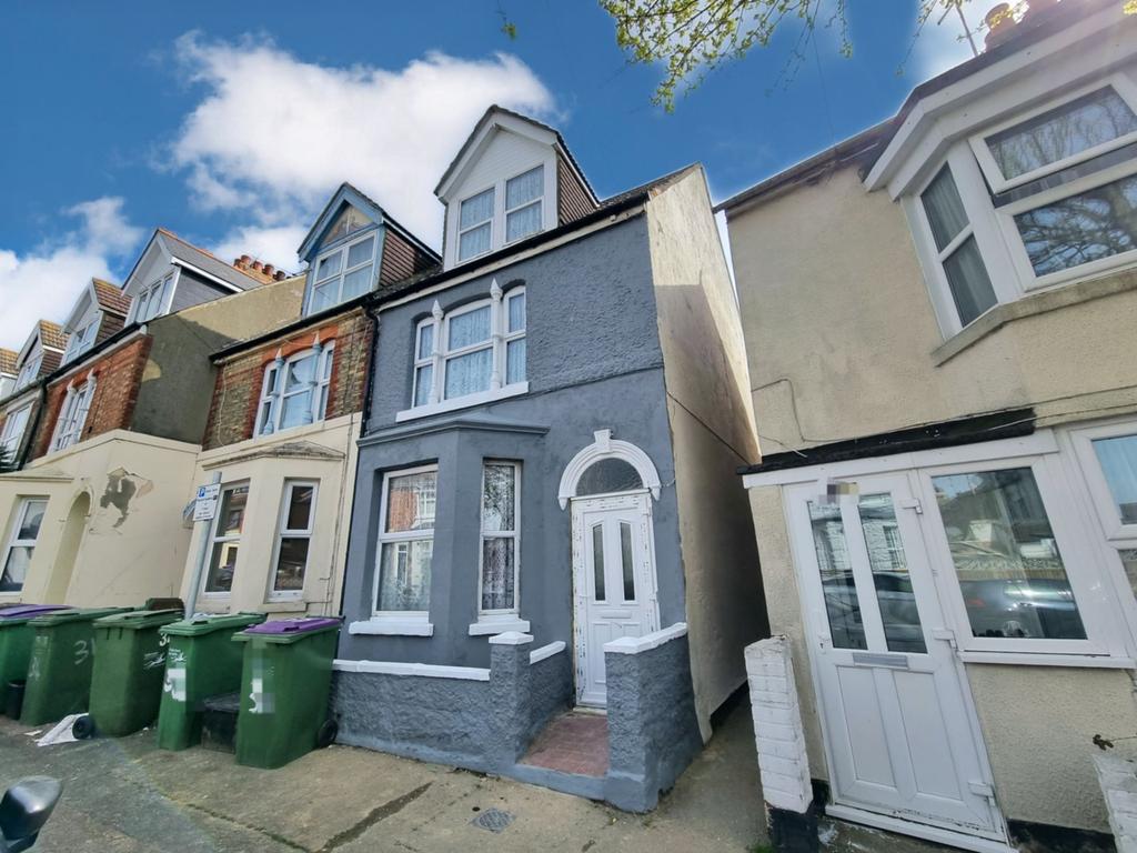 Garden Road, Folkestone, CT19 4 bed end of terrace house £1,250 pcm (£288 pw)